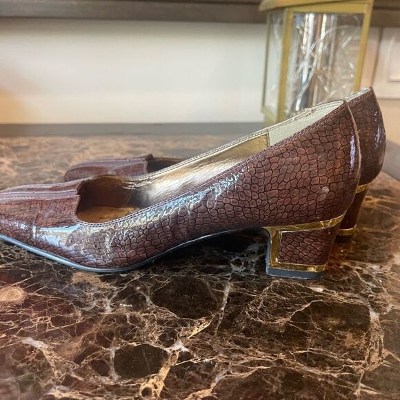 J Renee Gold Framed Heel! - Picture 8 of 15